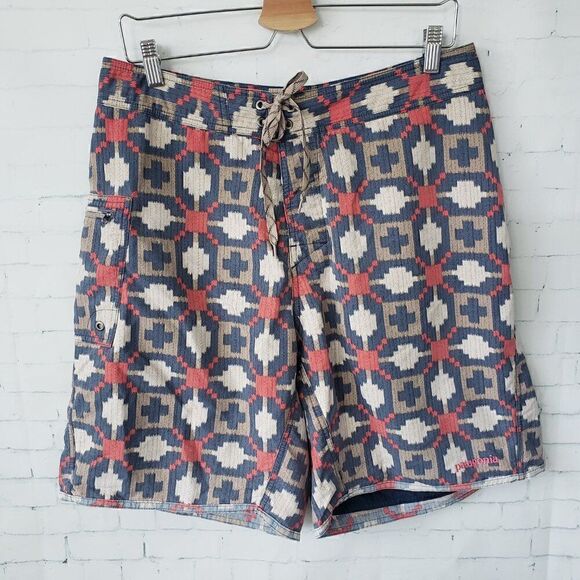 Patagonia Wavefarer Board Shorts Mens Size 34 Waist Geometric Red Gray 8" Inch - Picture 2 of 8